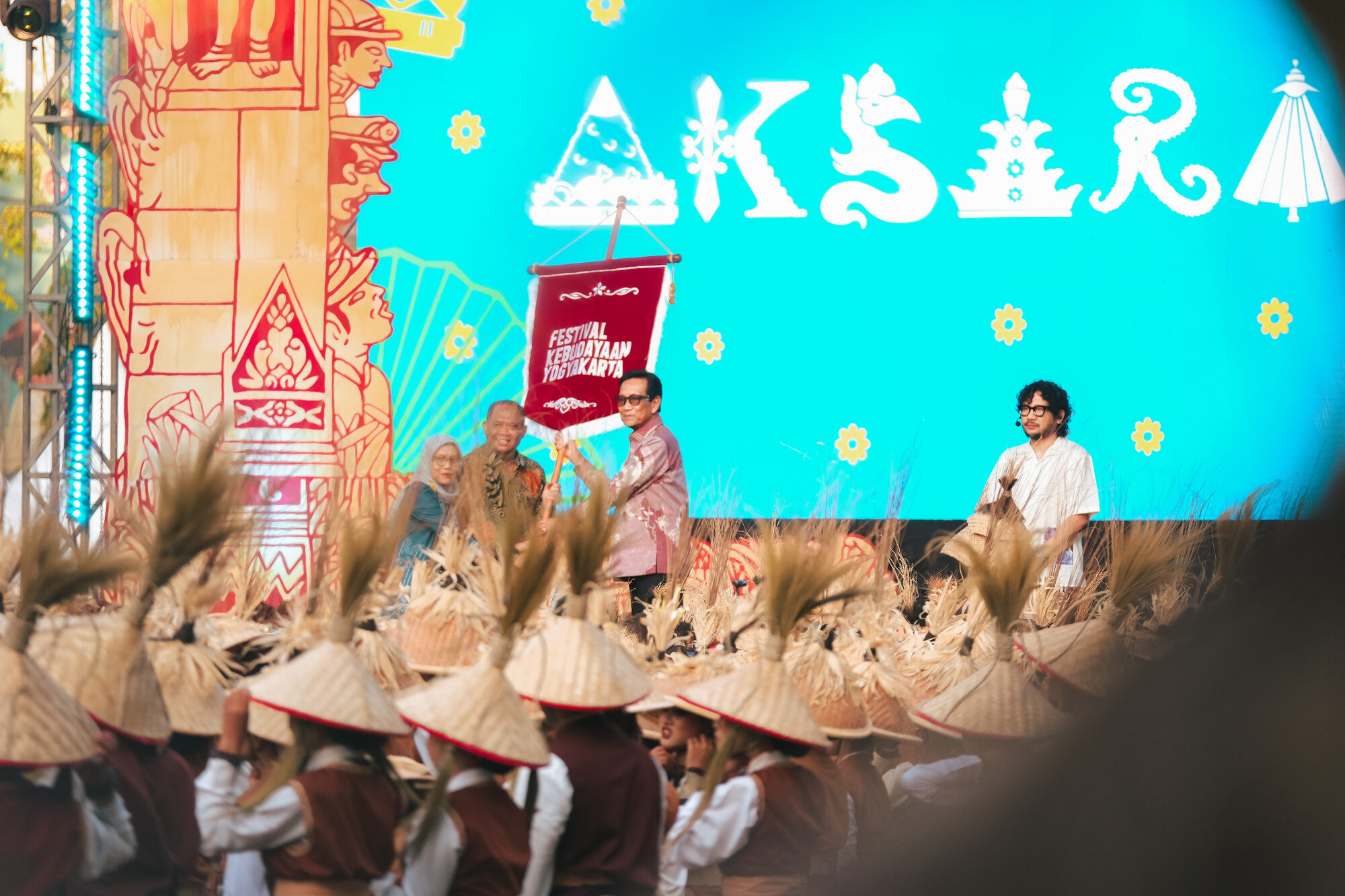 Penyerahan pataka Festival Kebudayaan Yogyakarta pada Upacara Pembukaan AKSARA 2026 di Lapangan Pemda Sleman